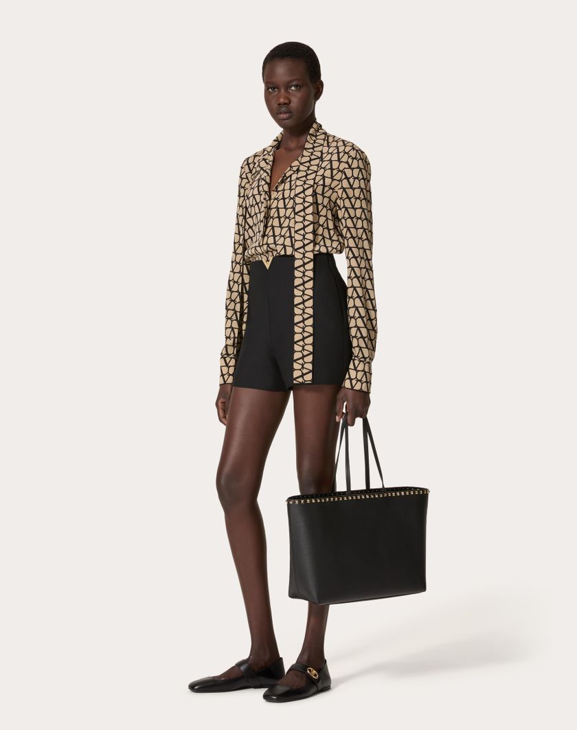 Valentino Handbags Borsa Shopping Rockstud In Vitello Granato per Donna in Mandorla | Valentino IT Spedizione Gratuita