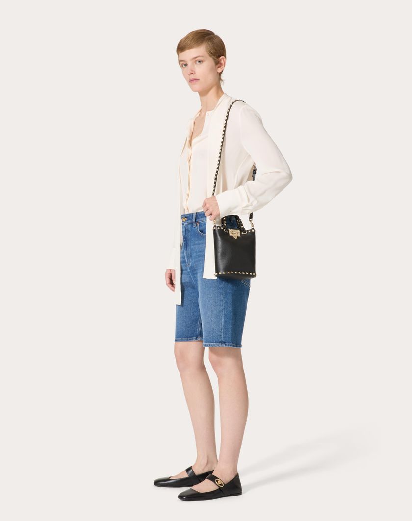 Valentino Handbags Pouch Con Tracolla Rockstud In Vitello Granato per Donna in Nero | Valentino IT Soddisfazione Garantita