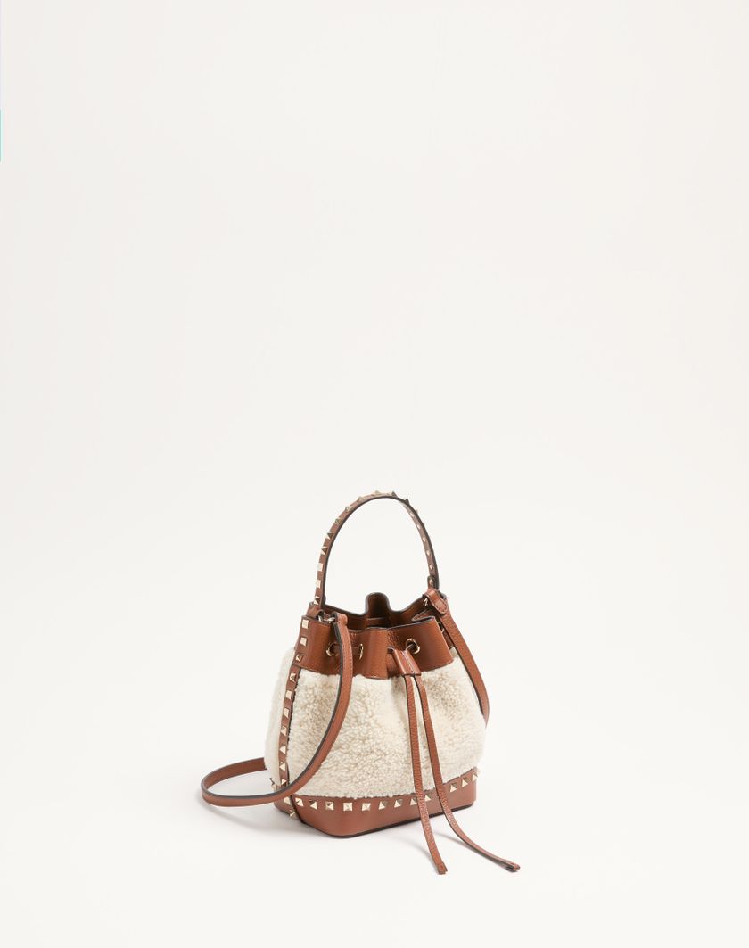 Valentino Handbags Borsa A Secchiello Valentino Garavani Rockstud In Shearling per Donna in Naturale/selleria | Valentino IT Italy
