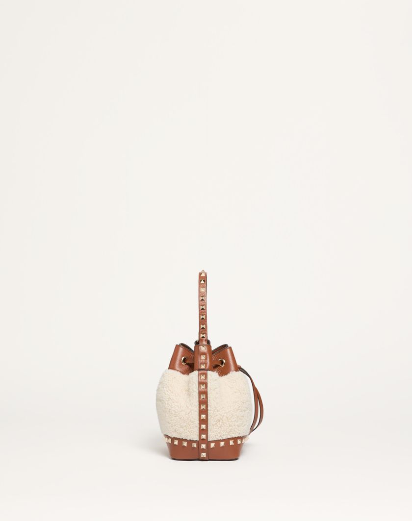 Valentino Handbags Borsa A Secchiello Valentino Garavani Rockstud In Shearling per Donna in Naturale/selleria | Valentino IT Italy