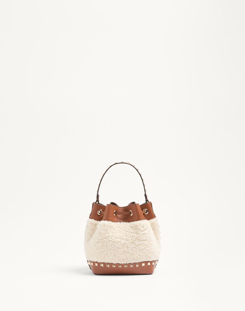Valentino Handbags Borsa A Secchiello Valentino Garavani Rockstud In Shearling per Donna in Naturale/selleria | Valentino IT Italy