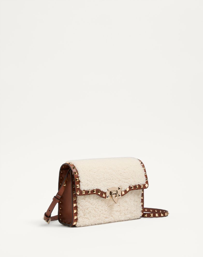 Valentino Handbags Borsa Piccola A Tracolla Valentino Garavani Rockstud In Shearling per Donna in Naturale/selleria | Valentino IT Italia
