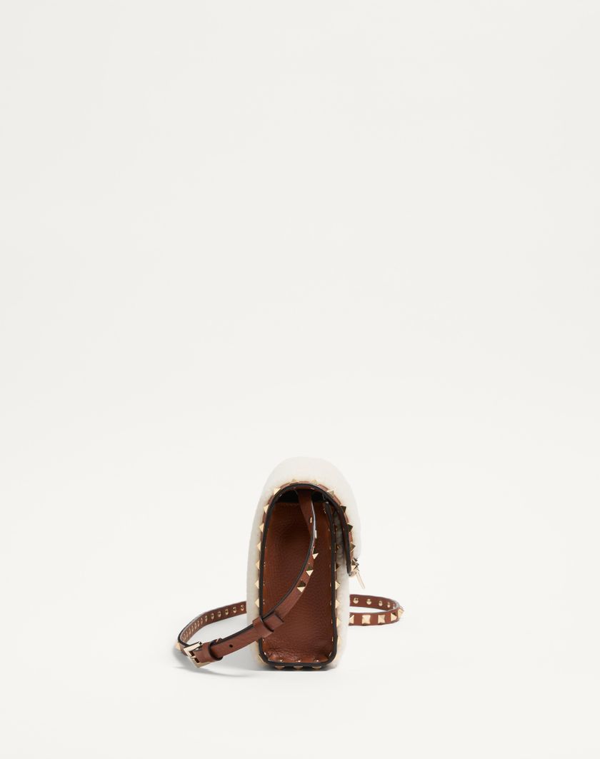 Valentino Handbags Borsa Piccola A Tracolla Valentino Garavani Rockstud In Shearling per Donna in Naturale/selleria | Valentino IT Italia