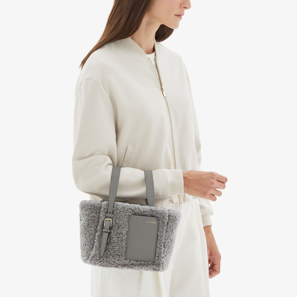 Valextra Borsa a secchiello da Donna in Shearling Grigia | Valextra Soft Affare Del Giorno