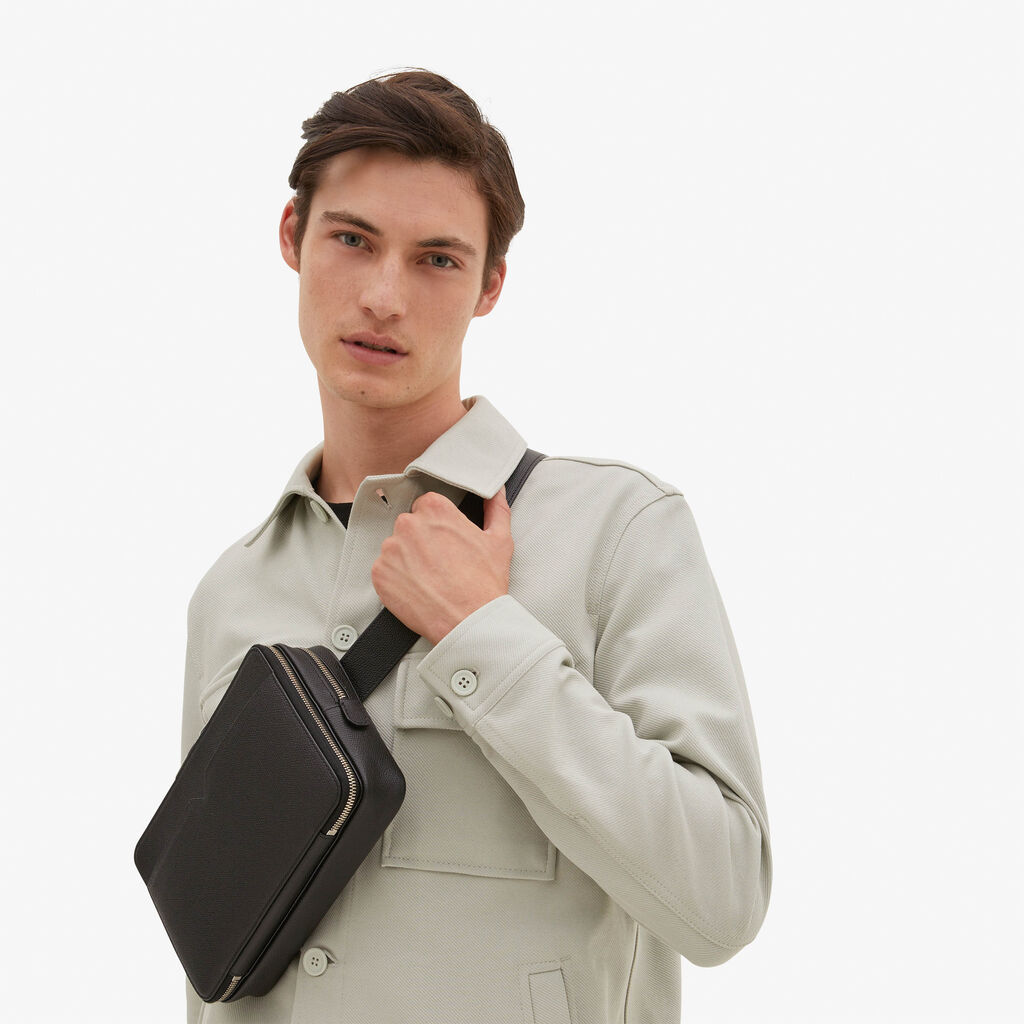 Valextra Marsupio a tracolla in Pelle Nera | Valextra V-Line Offerte